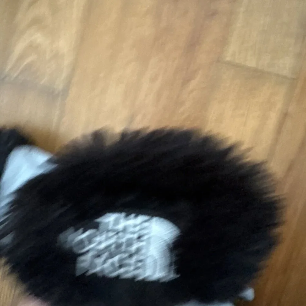 THE NORTH FACE Girl's Shasta Gloves Gray and Black Fur Size M